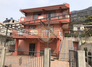 For sale a three-storey house with a total area of 180m2 in the village of Sutomore near the Bar.