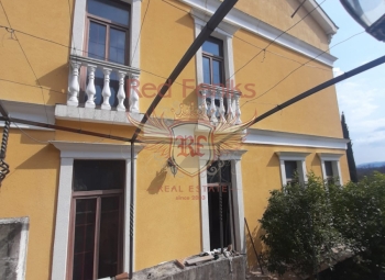 Satılık villa 3 katlı (320 m2) + arsa 120 m2.