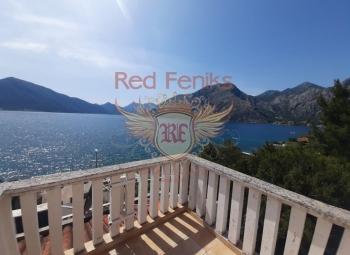 For sale apartment with a total area of 90m2 in the village of Lyuta on the first line of the Bay of Kotor.