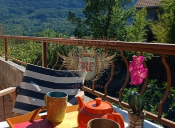 Zu verkaufen ein zweistöckiges Haus mit Blick auf die Berge, inmitten des Grüns von Bambus und Zypressen.