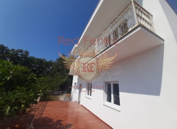 For sale two-storey house with a total area of 246m2, located on a plot of 450m2

The house has 12 rooms, most of them with balconies on each floor there are full bathrooms.