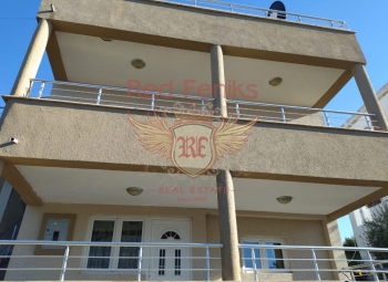 For sale house 70 meters from the sea, with a total area of 180 m on 3 floors, located on a plot of 189 m.
