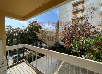 For sale
Spacious apartment in the center of Herceg Novi 
5 minutes walk from the school
10 minutes walk to Opshin
Shops, hospital, police, beach, restaurants - all within walking distance

One owner, all documents are in order.