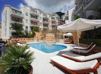 For sale three bedroom apartment in Petrovac in complex with sea view.
