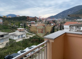 Zu verkaufen: Geräumige Wohnung mit zwei Schlafzimmern mit Meer- und Bergblick.