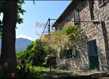 Zu verkaufen -Haus, dessen Teil zum Verkauf steht, befindet sich in Dobrota, 1,5 km von der Altstadt von Kotor entfernt.
