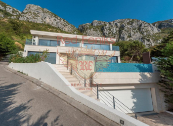 For sale beautiful villa with a panoramic sea view in Blizikuci/Tudorovici
Villa 1
Area of the villa 304m2 and located on the plot 561m2.