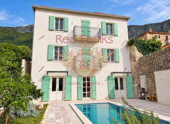 Kotor Körfezi’nin kalbinde, tarihi kıyı kasabası Risan’da yer alan bu özenle restore edilmiş taş villa ile Karadağ’ın zamansız cazibesini keşfedin.