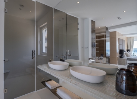 Panoramski luksuzni penthouse sa bazenom u Rafailovićima., prodaja stana u Becici, kupovina kuće u Crnoj Gori, kupovina stana na moru u Crnoj Gori