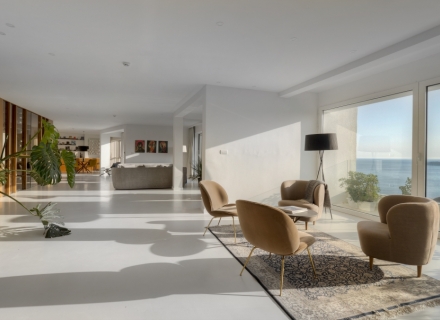 Panorama-Luxus-Penthouse mit Swimmingpool in Rafailovici., Wohnung mit Meerblick zum Verkauf in Montenegro, Wohnung in Becici kaufen, Haus in Region Budva kaufen