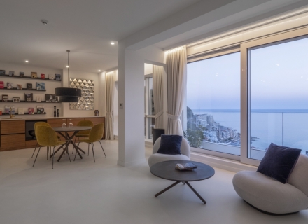 Panorama-Luxus-Penthouse mit Swimmingpool in Rafailovici., Wohnung mit Meerblick zum Verkauf in Montenegro, Wohnung in Becici kaufen, Haus in Region Budva kaufen