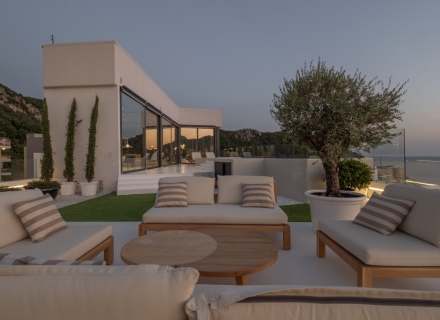 Panorama-Luxus-Penthouse mit Swimmingpool in Rafailovici., Wohnungen in Montenegro kaufen, Wohnungen zur Miete in Becici kaufen