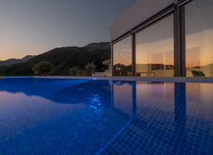 Panoramski luksuzni penthouse sa bazenom u Rafailovićima., kupoviti stan u Becici, prodaja kuće u Region Budva, kupiti stan u Crnoj Gori