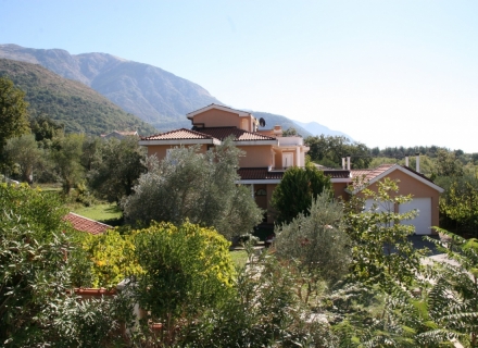 Prodaje se prekrasna, savremena i elegantna porodična vila sa pogledom na more, na tri sprata, na odličnoj lokaciji u Kavcu, u blizini Kotora, Tivta i luksuzne marine Porto Montenegro.