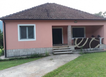Prodaje se kuća sa velikim placem u Danilovgradu, Nekretnine Crna Gora, nekretnine u Crnoj Gori, Central region prodaja kuća