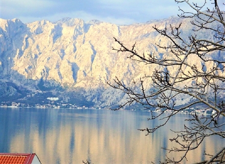 Panoramik deniz manzaralı ve Boka Kotorska Körfezi'nde büyük bir arsaya sahip ev., Dobrota satılık müstakil ev, Dobrota satılık müstakil ev, Kotor-Bay satılık villa
