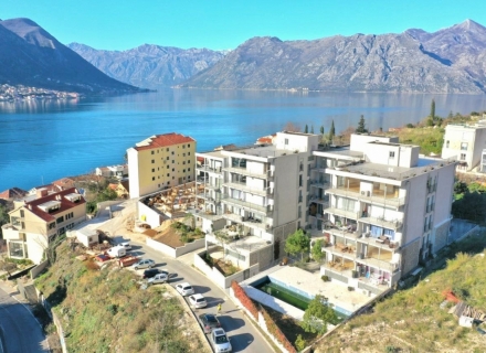 Panoramik Kotor Körfezi manzaralı çatı katı, Karadağ satılık evler, Karadağ da satılık daire, Karadağ da satılık daireler