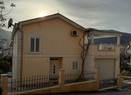 Budva'da deniz manzaralı üç katlı ev, Karadağ satılık ev, Karadağ satılık müstakil ev, Karadağ Ev Fiyatları