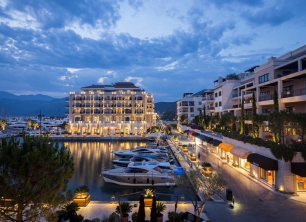 Luxuriöses Studio-Apartment zum Verkauf an der Uferpromenade von Tivat, Montenegro.