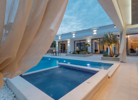 Schöne Villa mit Pool in der Nähe von Budva, Villa in Region Budva kaufen, Villa in der Nähe des Meeres Becici