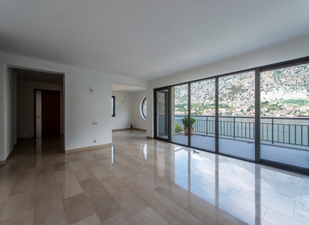Erstaunliche Luxusapartments zum Verkauf mit Blick auf die Bucht und die Altstadt von Kotor, Haus in der Nähe des Meeres Montenegro, Haus Kaufen in Kotor-Bay