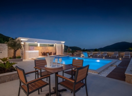 Schöne Villa mit Pool in der Nähe von Budva, Haus in der Nähe des Meeres Montenegro, Haus Kaufen in Region Budva