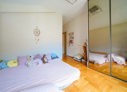Apartment mit drei Schlafzimmern und Bergblick in Budva, Verkauf Wohnung in Becici, Haus in Montenegro kaufen