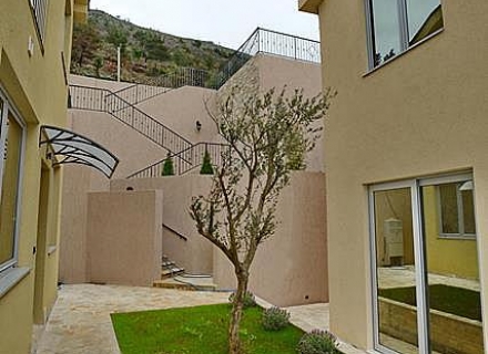 Kavac'ta modern ev (Tivat), Karadağ da satılık havuzlu villa, Karadağ da satılık deniz manzaralı villa, Bigova satılık müstakil ev