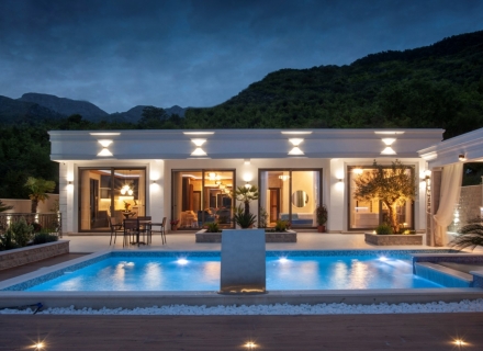 Schöne Villa mit Pool in der Nähe von Budva, Haus mit Meerblick zum Verkauf in Montenegro, Haus in Montenegro kaufen