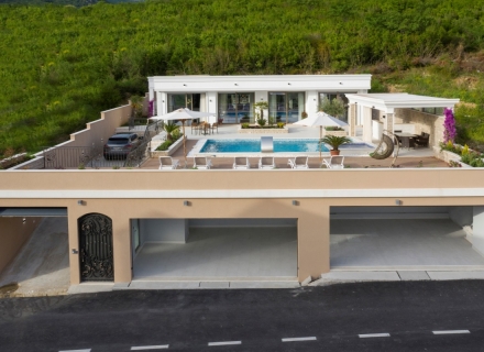 Schöne Villa mit Pool in der Nähe von Budva, Villa in Region Budva kaufen, Villa in der Nähe des Meeres Becici
