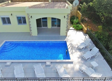 Boka Kotorska Körfezi kıyısında Kostanitsa'da yüzme havuzlu geniş villa, Kotor-Bay satılık müstakil ev, Kotor-Bay satılık müstakil ev