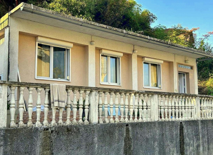 Šarmantna prizemna kuća u slikovitom delu Zelenike, samo 250 metara od mora.