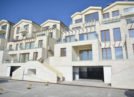 Prodaju se apartmani u novom kompleksu u Tivtu, na par minuta od Porto Montenegro i trajektnim prelazom Kamenari Lepetani.