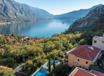 Reihenhaus mit Pool in Orahovets, Kotor, Villa in Kotor-Bay kaufen, Villa in der Nähe des Meeres Dobrota