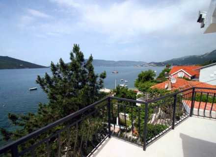 Satılık, gelişmiş bir altyapıya sahip Kumbor köyünde Adriyatik Denizi kıyısında bulunan iki katlı bir villadır.