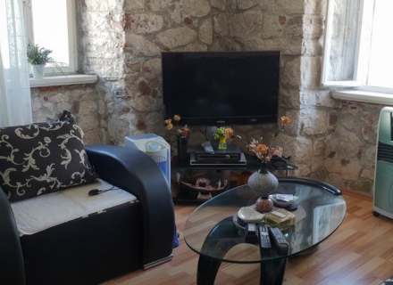 Trospratna kuca u Muo na prvoj liniji do mora, prodaja kuća Crna Gora, kupiti vilu u Kotor-Bay, vila blizu mora Dobrota