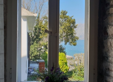 Trospratna kuca u Muo na prvoj liniji do mora, Kotor-Bay kupiti kuću, Dobrota kuća prodaja