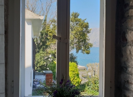 Kıyı Şeridinde Tripleks, Karadağ da satılık havuzlu villa, Karadağ da satılık deniz manzaralı villa, Dobrota satılık müstakil ev