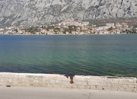 Trospratna kuca u Muo na prvoj liniji do mora, prodaja kuća Crna Gora, kupiti vilu u Kotor-Bay, vila blizu mora Dobrota