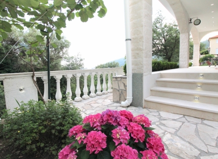 Budva'da Panoramik Deniz Manzaralı Ev, Karadağ da satılık havuzlu villa, Karadağ da satılık deniz manzaralı villa, Becici satılık müstakil ev