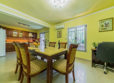 Yüzme havuzlu, güzel deniz ve adalar manzaralı satılık villa, Karadağ da satılık havuzlu villa, Karadağ da satılık deniz manzaralı villa, Bigova satılık müstakil ev