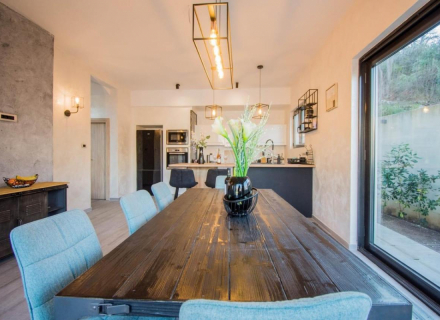 Moderna vila na prvoj lijini do mora u Kostanjici, Dobrota kuća kupiti, kupiti kuću u Crnoj Gori, kuća s pogledom na more u Crnoj Gori