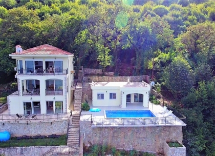 Boka Kotorska Körfezi kıyısında Kostanitsa'da yüzme havuzlu geniş villa, Kotor-Bay satılık müstakil ev, Kotor-Bay satılık villa