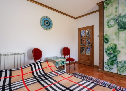 Biele'de harika bir bahçeye sahip üç katlı ev, Karadağ Villa Fiyatları Karadağ da satılık ev, Montenegro da satılık ev, Karadağ satılık villa