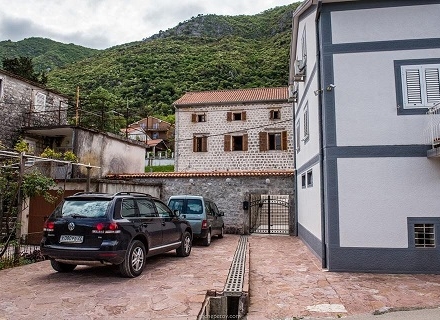 Velika vila na obali Zaliva u Stolivu, Dobrota kuća kupiti, kupiti kuću u Crnoj Gori, kuća s pogledom na more u Crnoj Gori