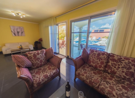Yüzme havuzlu, güzel deniz ve adalar manzaralı satılık villa, Karadağ da satılık havuzlu villa, Karadağ da satılık deniz manzaralı villa, Bigova satılık müstakil ev