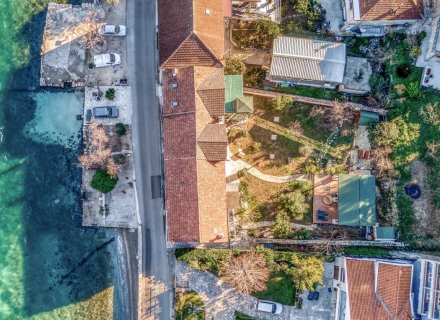 Prcanj'da ilk sıradaki taş ev, Karadağ da satılık havuzlu villa, Karadağ da satılık deniz manzaralı villa, Dobrota satılık müstakil ev