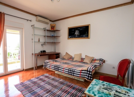 Biele'de harika bir bahçeye sahip üç katlı ev, Herceg Novi satılık müstakil ev, Herceg Novi satılık villa