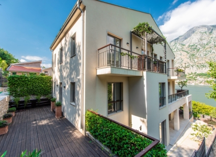 Erstaunliche Luxusapartments zum Verkauf mit Blick auf die Bucht und die Altstadt von Kotor, Villa in Kotor-Bay kaufen, Villa in der Nähe des Meeres Dobrota