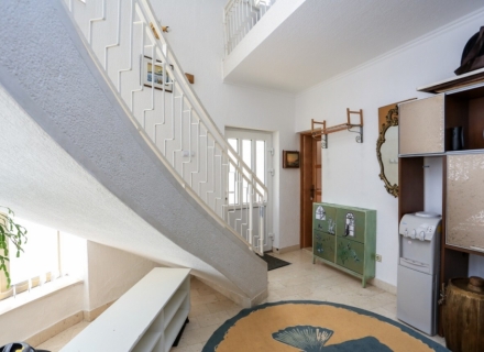 Biele'de harika bir bahçeye sahip üç katlı ev, Herceg Novi satılık müstakil ev, Herceg Novi satılık müstakil ev